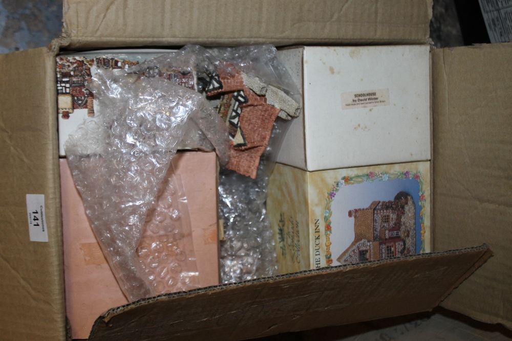 A BOX OF LILLIPUT LANE AND OTHER COTTAGE FIGURES