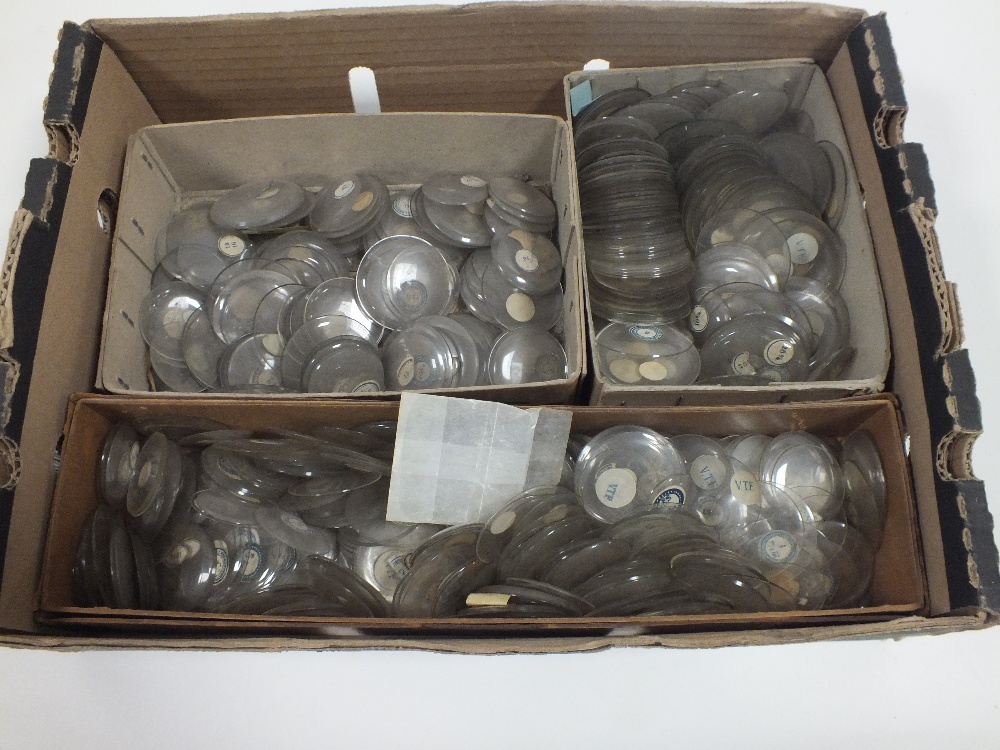 A LARGE QUANTITY OF VINTAGE POCKET WATCH GLASS