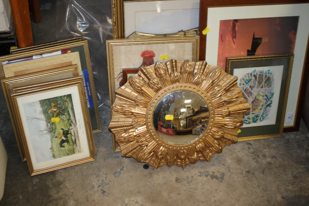 A COLLECTION OF ASSORTED PICTURES AND MIRRORS TO INCLUDE A GILT FRAMED CONVEX MIRROR, PAINTED MIRROR
