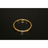 A LARGE HALLMARKED 22CT GOLD WEDDING BAND