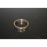 A LADIES HALLMARKED 9CT GOLD BAND