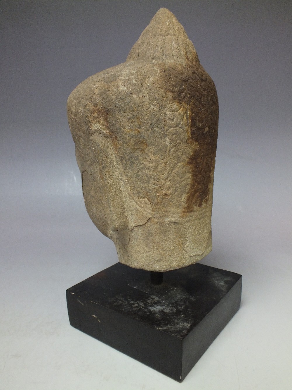 A CIRCA 13TH CENTURY CAMBODIAN SANDSTONE HEAD, Khumer period, H 19 cm, overall H 25 cm inc base - Image 3 of 3