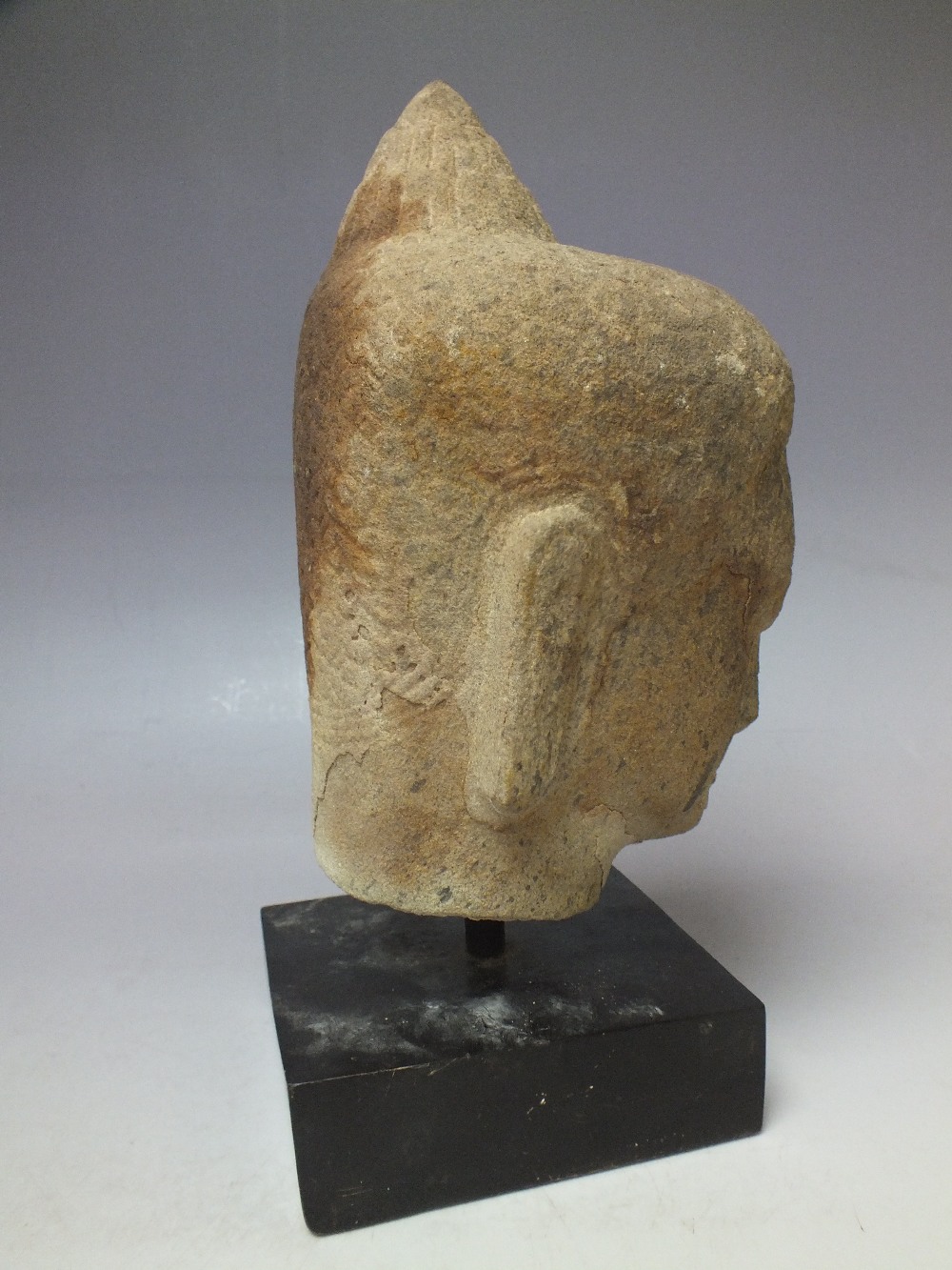 A CIRCA 13TH CENTURY CAMBODIAN SANDSTONE HEAD, Khumer period, H 19 cm, overall H 25 cm inc base - Image 2 of 3