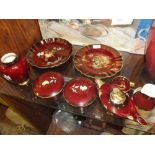 A COLLECTION OF CARLTONWARE ROUGE ROYALE CERAMICS TO INCLUDE CABINET PLATES, TABLE LIGHTER ETC. (8)