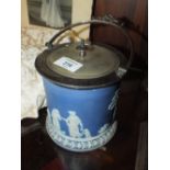 A VINTAGE SILVER PLATED WEDGWOOD JASPERWARE BISCUIT BARREL