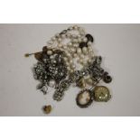A QUANTITY OF VINTAGE AND ANTIQUE JEWELLERY