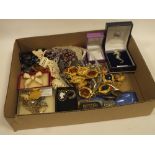 A SMALL TRAY OF COSTUME JEWELLERY