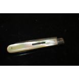 A HALLMARKED SILVER MOTHER OF PEARL HANDLED FRUIT KNIFE