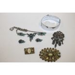 A SMALL QUANTITY OF VINTAGE JEWELLERY