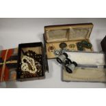 A QUANTITY OF COLLECTABLES AND COSTUME JEWELLERY TO INCLUDE FESTIVAL OF BRITAIN COIN, BROOCHES ETC