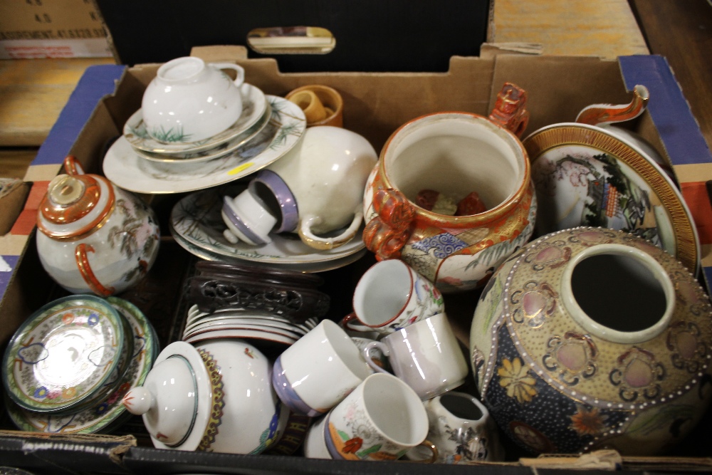 A TRAY OF ORIENTAL CERAMICS TO INCLUDE TWIN HANDLED VASES, TEAPOTS ETC. ¦