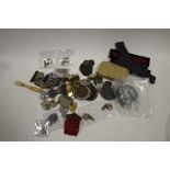 A BAG OF COLLECTABLES TO INCLUDE MEDALLIONS, COINS, ETC