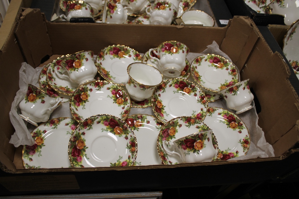 A TRAY OF ROYAL ALBERT OLD COUNTRY ROSES CUPS SAUCERS AND SIDE PLATES