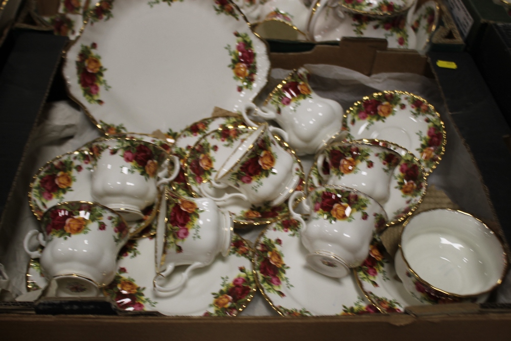 A TRAY OF ROYAL ALBERT OLD COUNTRY ROSES CHINA TO INCLUDE CUPS AND SAUCERS