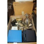 A BOX OF ASSORTED COLLECTABLES TO INCLUDE CLOCKS, METAL WARE ETC