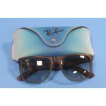 A PAIR OF RAYBAN SUN GLASSES IN FITTED CASE