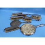 A QUANTITY OF HALLMARKED SILVER AND WHITE METAL DRESSING TABLE ITEMS