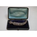 A LARGE FILIGREE WHITE METAL RUSSIAN DAGGER BROOCH, unmarked, L 9.2 cm, contained in vintage box