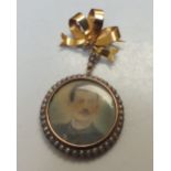 A 9CT GOLD PORTRAIT BROOCH WITH SEED PEARL EMBELLISHMENT A/F, the circular portrait panel set with a