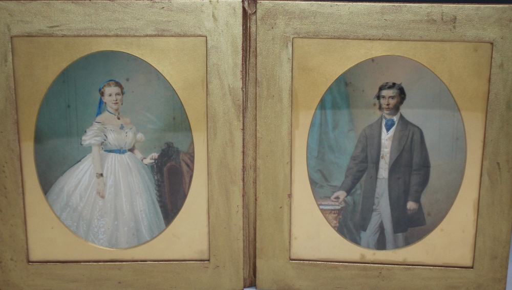 A PAIR OF CASED LATE 19TH / EARLY 20TH CENTURY OVAL PORTRAIT STUDIES OF A LADY AND GENTLEMAN IN AN - Image 2 of 4