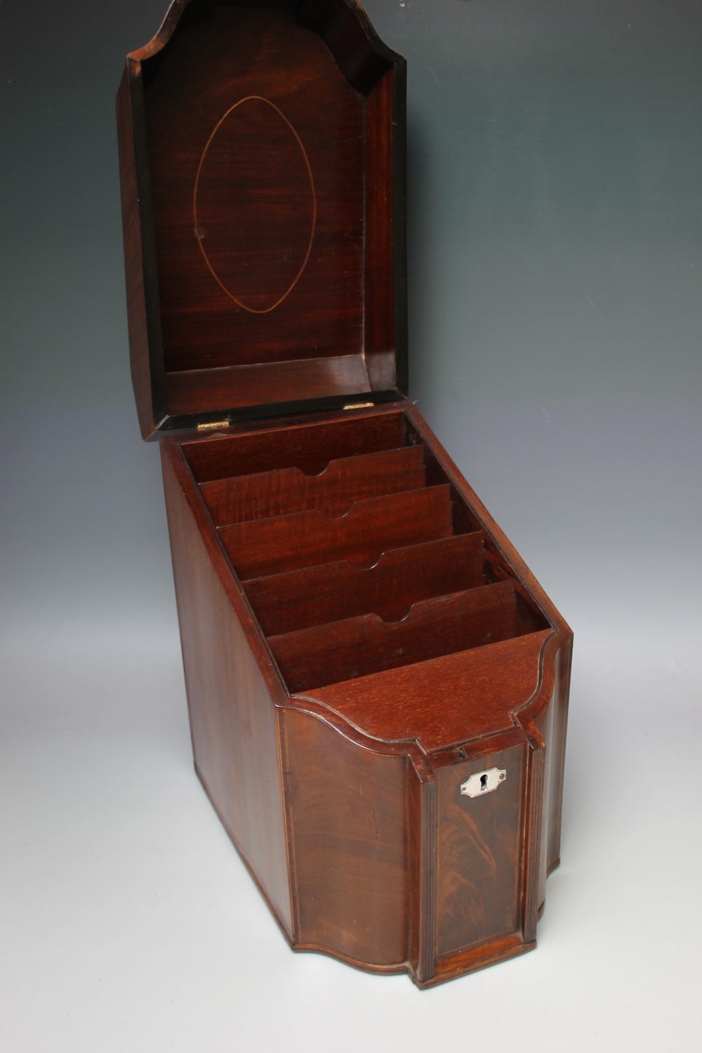 A GEORGIAN MAHOGANY CUTLERY BOX CONVERTED TO A STATIONARY BOX, the crossbanded and hinged lid - Image 3 of 6