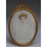 A LATE 19TH / EARLY 20TH CENTURY OVAL PORTRAIT MINIATURE OF A LADY WITH BLOND HAIR IN A WHITE DRESS,
