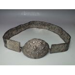 A LATE 19TH / EARLY 20TH CENTURY ORIENTAL WHITE METAL BELT, the mesh link belt with floral