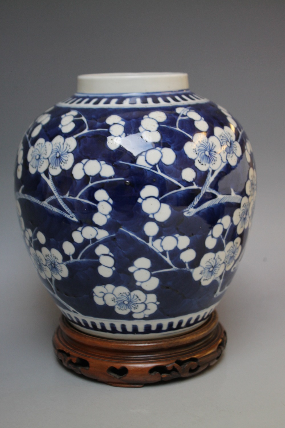 AN ORIENTAL BLUE AND WHITE GINGER JAR, four character mark to base, H 19.5 cm