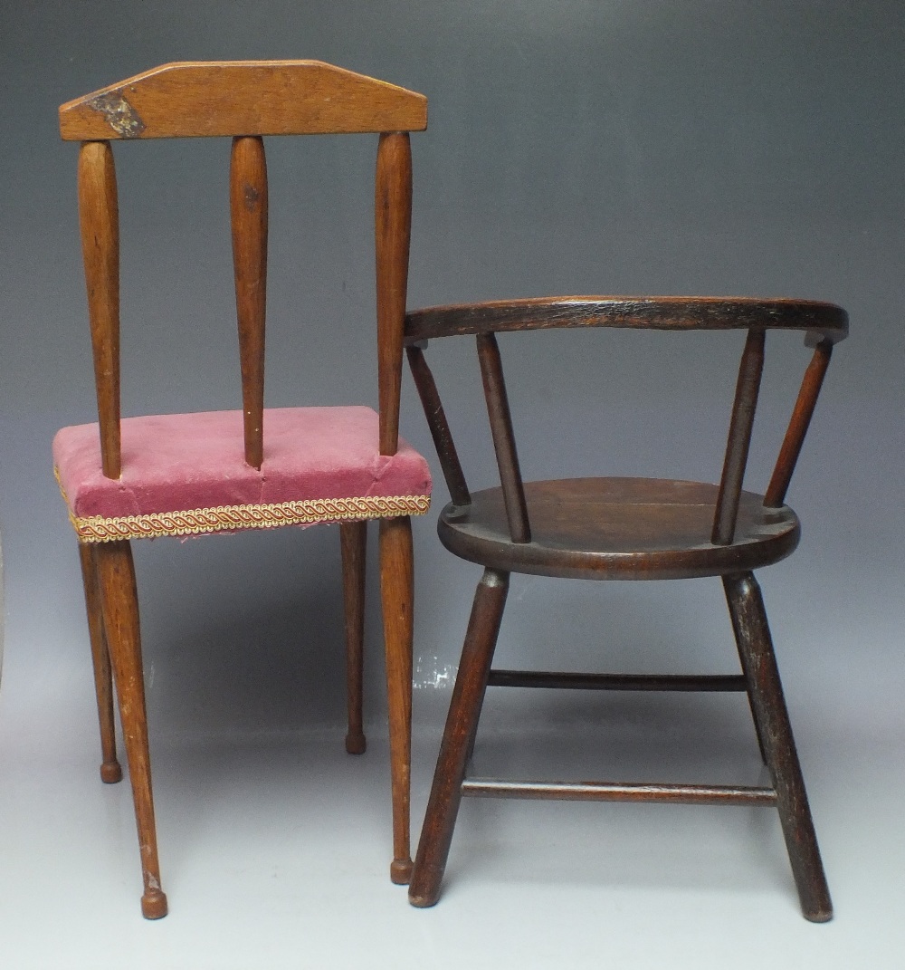 AN ANTIQUE HOOP BACK OAK CHILD'S / DOLL'S CHAIR, H 41 cm, together with another child's / doll's - Image 3 of 4