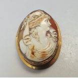 A 9CT GOLD CARVED OVAL CAMEO PORTRAIT BROOCH, marked 9ct to bottom edge of gold frame, H 5.1 cm