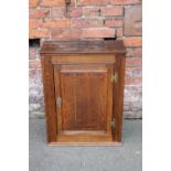 A 19TH CENTURY OAK HANGING CUPBOARD, the single door with mahogany crossbanded detail, opening to