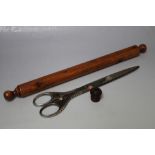 A YEW WOOD KNITTING NEEDLE CASE, together with large scissors and a small tape measure (3)