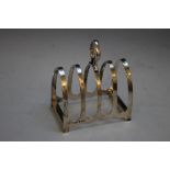 A HALLMARKED SILVER FOUR DIVISION TOAST RACK - SHEFFIELD 1943, W 8 cm, together with two sterling