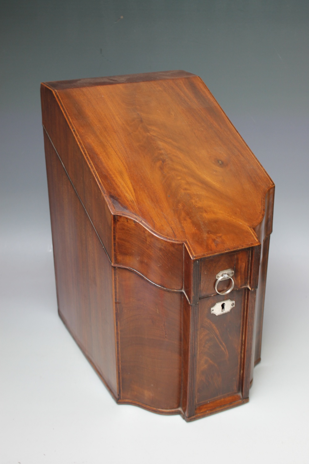 A GEORGIAN MAHOGANY CUTLERY BOX CONVERTED TO A STATIONARY BOX, the crossbanded and hinged lid