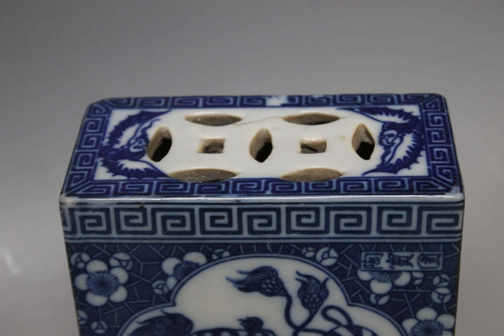 A CHINESE BLUE AND WHITE CERAMIC OPIUM PILLOW, with foo dogs to all sides amongst foliate detail, - Image 4 of 4