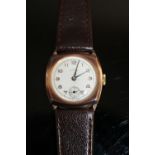 A VINTAGE HALLMARKED 9 CARAT GOLD GENTS 'SHIELD' WRIST WATCH, W 3 cm