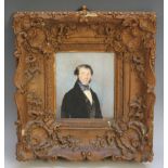 A LATE 19TH / EARLY 20TH CENTURY PORTRAIT MINIATURE OF GENTLEMAN IN BLACK COAT AND BLUE AND WHITE