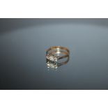 AN 18CT GOLD THREE STONE DIAMOND RING, approx weight 2.3g, ring size L 1/2