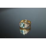 AN EMERALD CUT AQUAMARINE AND DIAMOND RING, set in unmarked yellow metal, aqua marine approx 9mm x