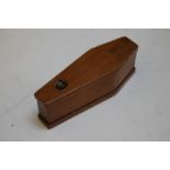 A NOVELTY TREEN SNUFF BOX IN THE FORM OF A COFFIN, L 9 cm