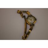 A HALLMARKED 9 CARAT GOLD LADIES ACCURIST WRIST WATCH, D 2.25 cm