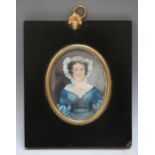 A LATE 19TH / EARLY 20TH CENTURY OVAL PORTRAIT MINIATURE OF A YOUNG LADY IN A BLUE DRESS AND BONNET,