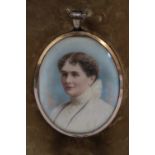 A LATE 19TH / EARLY 20TH CENTURY OVAL PORTRAIT MINIATURE OF A LADY IN A WHITE DRESS WITH BROWN HAIR,