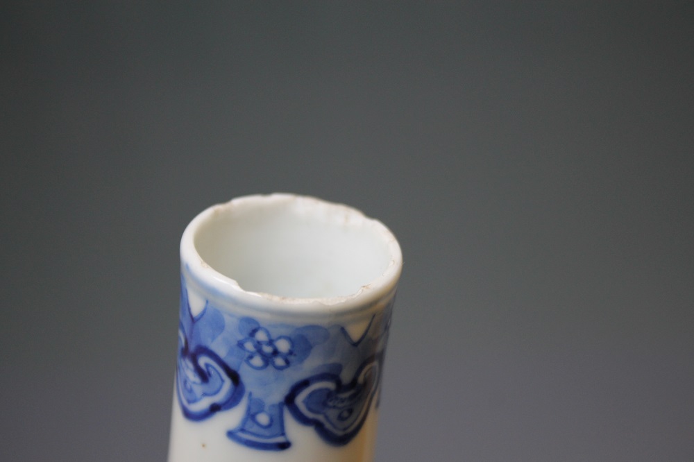 A CHINESE BLUE AND WHITE ONION SHAPED VASE, bearing a four character mark to the base, decorated wit - Image 4 of 4