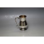 A HEAVY HALLMARKED SILVER TANKARD BY WALKER AND HALL - SHEFFIELD 1911, approx weight 232g, H 11.5