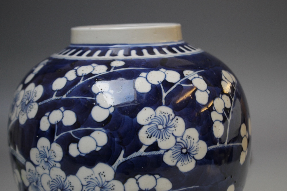 AN ORIENTAL BLUE AND WHITE GINGER JAR, four character mark to base, H 19.5 cm - Image 6 of 6