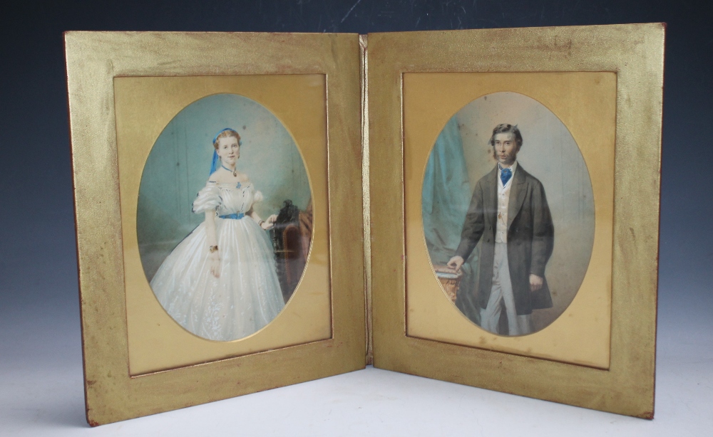 A PAIR OF CASED LATE 19TH / EARLY 20TH CENTURY OVAL PORTRAIT STUDIES OF A LADY AND GENTLEMAN IN AN