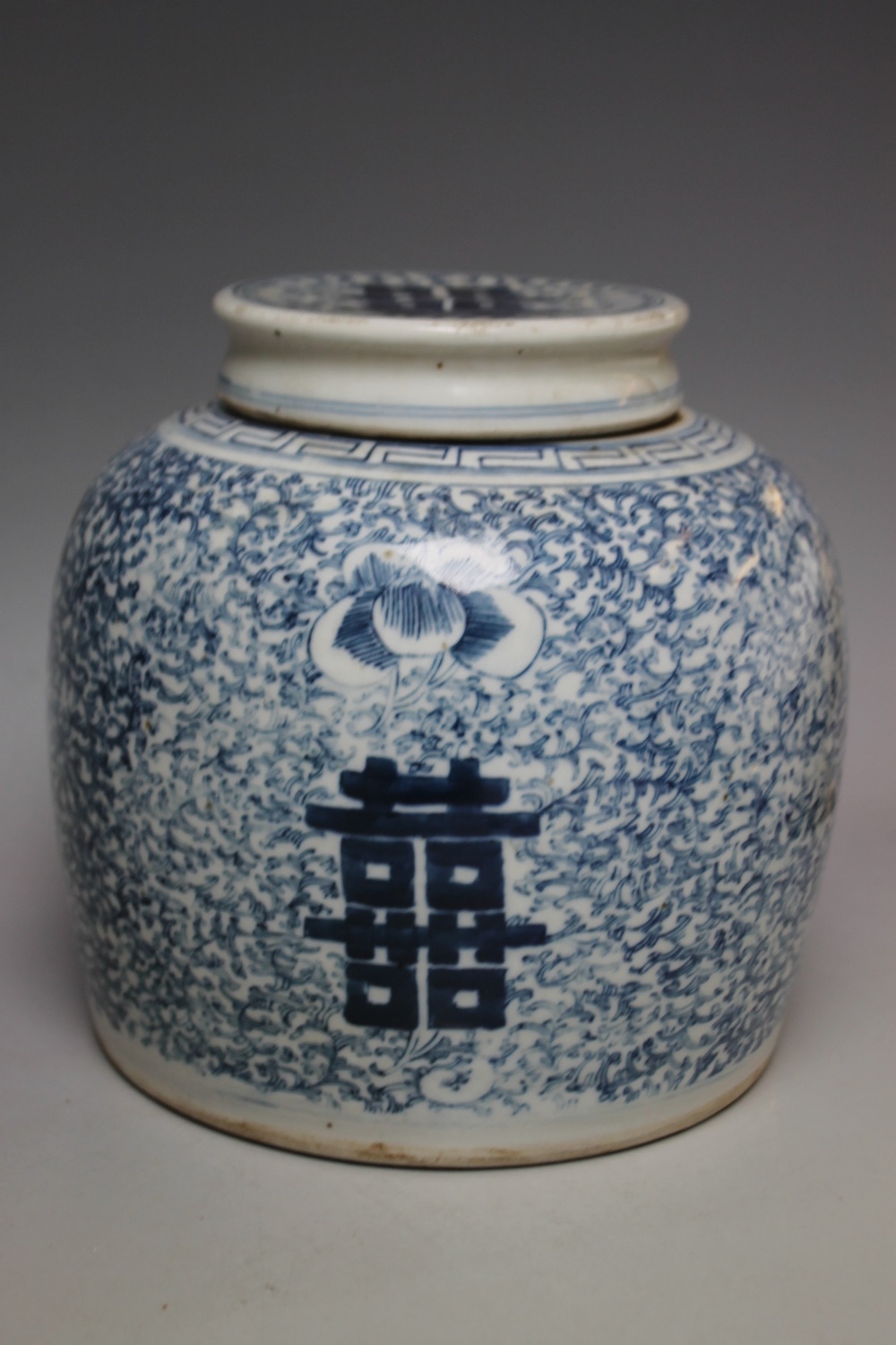 A CHINESE BLUE AND WHITE GINGER JAR AND COVER, H 18.5 cm