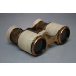 A CASED PAIR OF EARLY 20TH CENTURY IVORY / BONE OPERA GLASSES, in fitted case