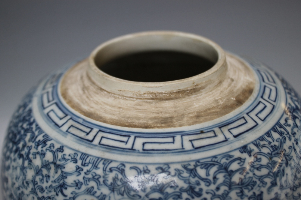 A CHINESE BLUE AND WHITE GINGER JAR AND COVER, H 18.5 cm - Image 3 of 4